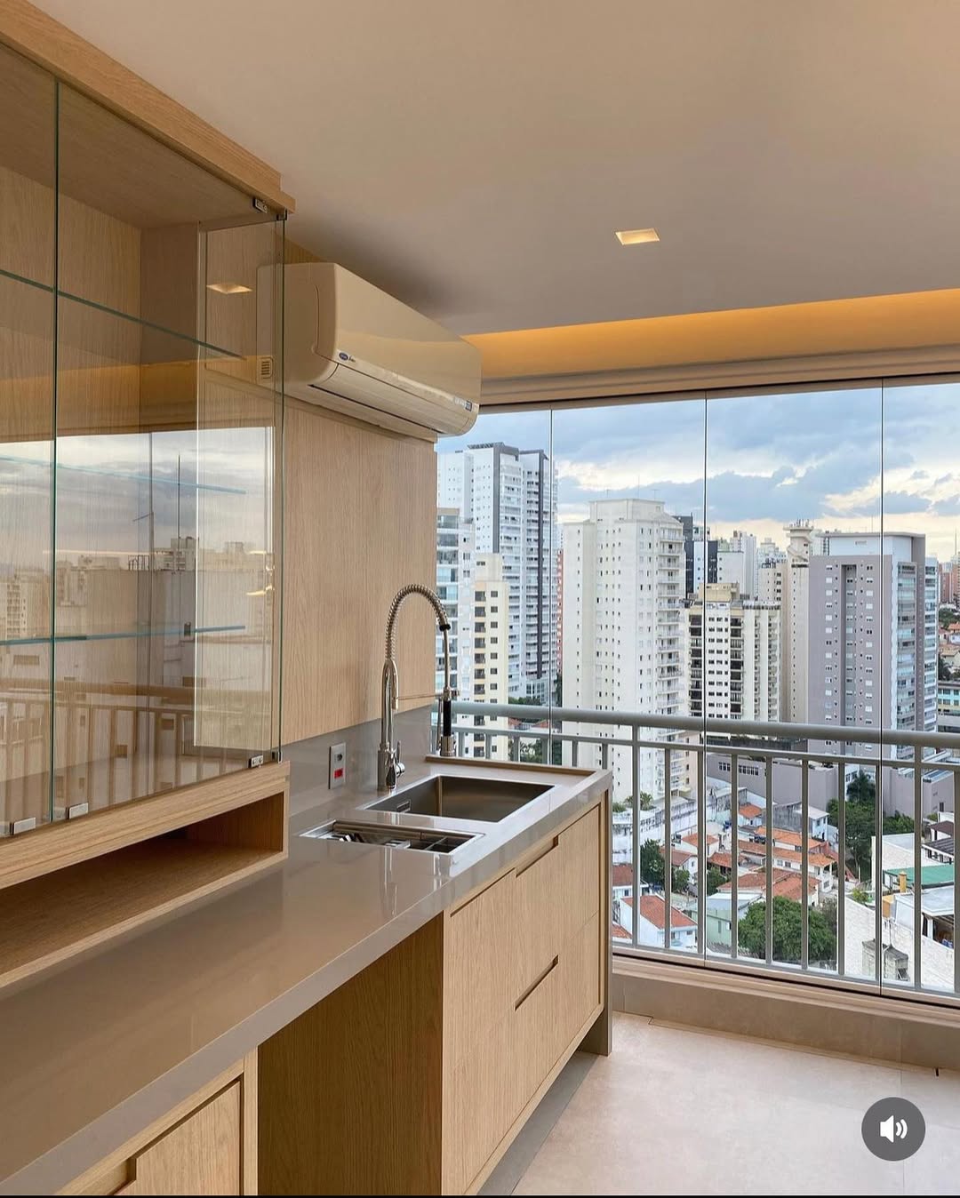 Varanda gourmet com bancada em quartzo Nimbus